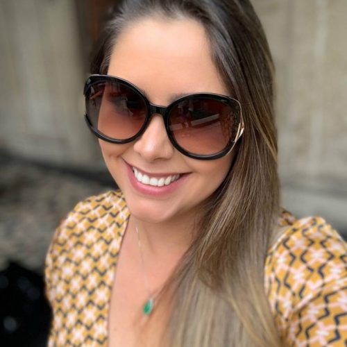 Nesta quarta, 25,  a mÃÂ©dica Fernanda Oliveira comemora mais um ano de vida