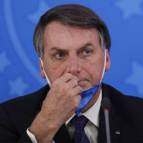 Jair Bolsonaro assina MP para compra de vacinas contra a Covid-19