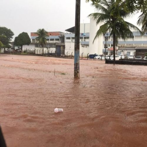 Chuva desta segunda-feira causa alagamento em ruas de AraguaÃÂ­na; homem chegou a ser arrastado