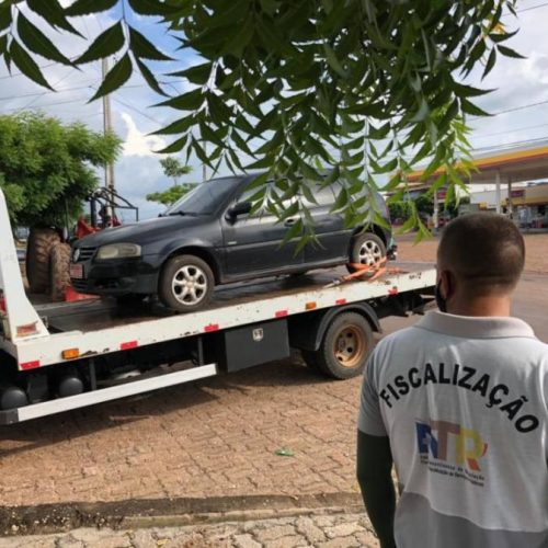 Carro transportando passageiros irregular ÃÂ© apreendido pela ATR entre Buriti e AugustinÃÂ³polis