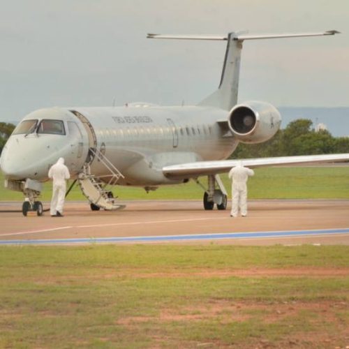 AviÃÂ£o da FAB que transferia pacientes com Covid-19 para hospital de outro Estado pousou em Palmas; Governo do Tocantins prestou assistÃªncia