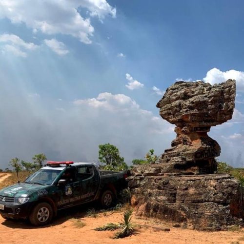 Homens sÃÂ£o autuados por picharem pedra da Baliza em Mateiros; Caso foi enviado ao MP