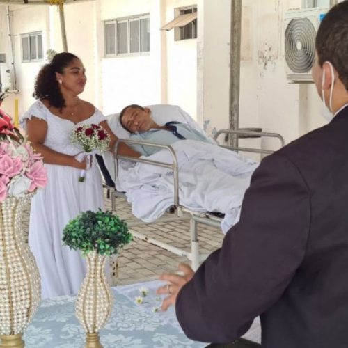 Homem com cÃÂ¢ncer que chegou a casar no Hospital regional de AraguaÃÂ­na morre em casa