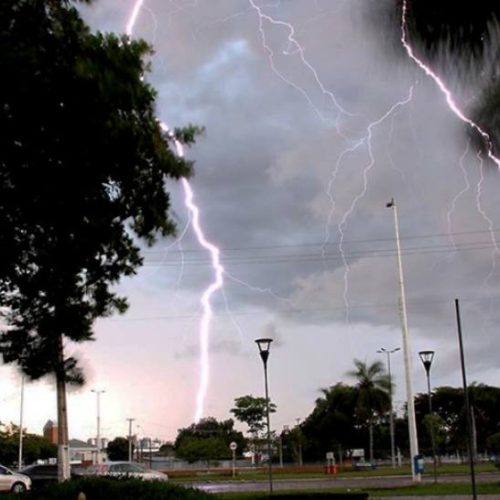 Tocantins registra quase 823 mil quedas de raios entre janeiro e fevereiro deste ano, diz dados do Inpe