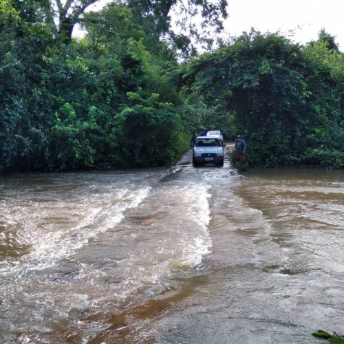 CÃÂ³rrego transborda invade ponte e deixa ilhados vÃÂ¡rios moradores da Vila ÃÂgua Branca em Nova Olinda; Estrada vicinal possui vÃÂ¡rios atoleiros