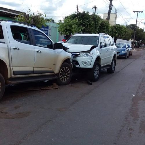 Susto! Carro de promotor de justiÃÂ§a se envolve em colisÃÂ£o em Colinas do Tocantins; envolvidos passam bem