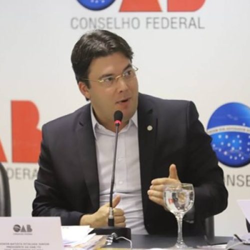 "Os Defensores Publicos querem ÃÂ© o privilÃÂ©gio de serem inscritos na OAB e se eximirem dos deveres de qualquer advogado", diz Pitaluga