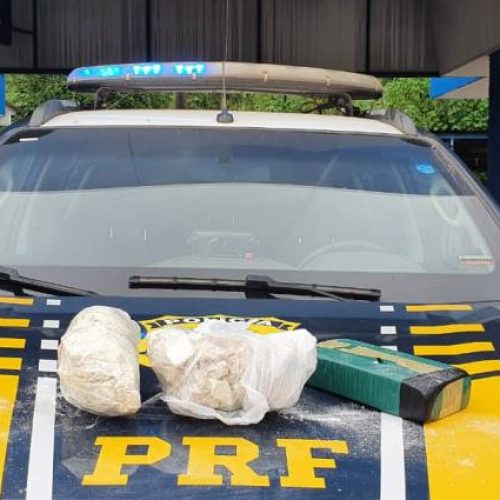 Mulher é presa com 3,2 kg de cocaína e crack em barreira PRF em Paraíso