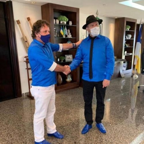 Carlesse veste figurino azul presenteado por prefeito de Colinas