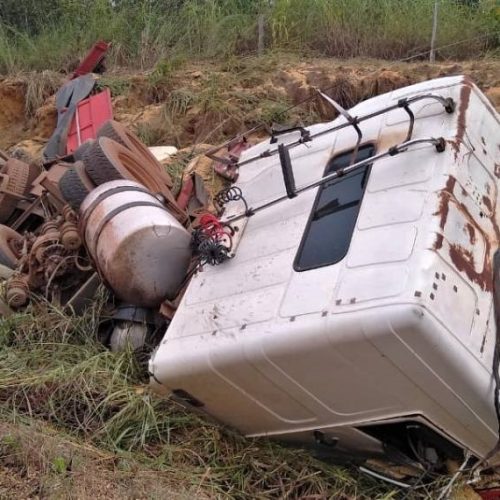 Acidente de trÃ¢nsito envolvendo carreta e camionete deixa vítima fatal em Palmas