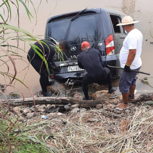 Motorista tenta desviar de buracos na TO-050 e cai em córrego; Bombeiros fizeram retirada do veículo