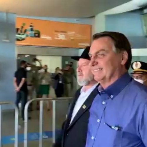 Jair Bolsonaro causa aglomeração em aeroporto de Palmas e cumprimenta moradores sem máscara