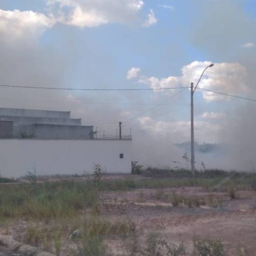 Morador registra foco de queimada em lote baldio em Colinas do Tocantins no norte do estado