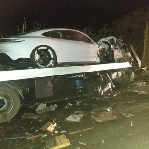 Carro de luxo tem frente destruída após caminhão que o transportava se envolver em acidente