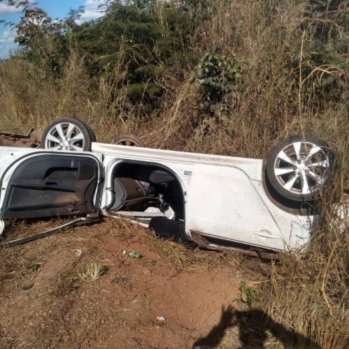 Em Paraíso: Carro de passeio capota na TO-080; vítimas estão conscientes