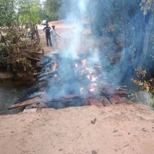 Assentados do projeto Malu, ateiam fogo em ponte para impedir reintegraÃÂ§ÃÂ£o de posse por parte da justiÃÂ§a