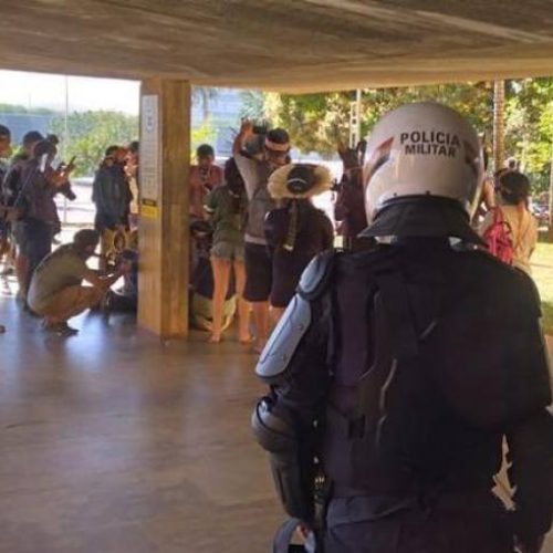 Policia Militar do DF e Indígenas entram em confronto em frente a entrada da CÃ¢mara dos Deputados