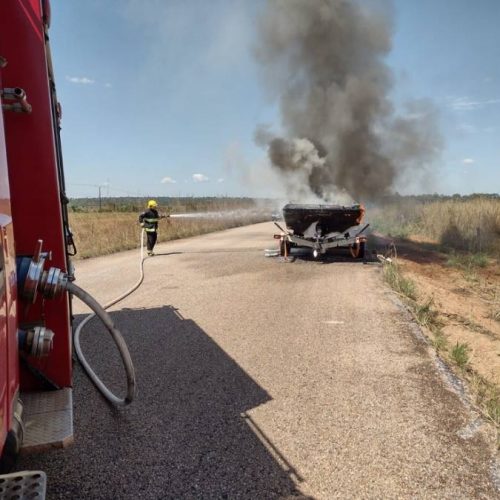 Lancha pega fogo enquanto é rebocada em Araguanã, no norte do Tocantins