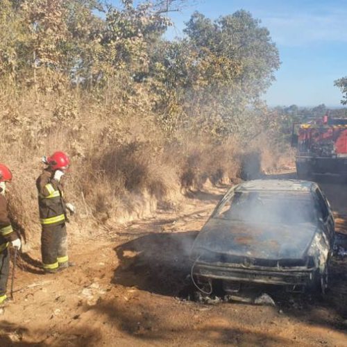 Carro de passeio pega fogo quando subia serra da Sucupira em Dianópolis