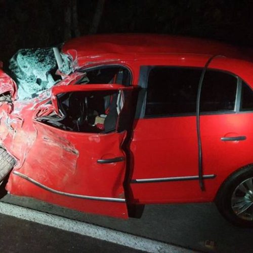 Latas de cerveja são encontradas em veículo após motorista invadir contramão e bater em dois carros