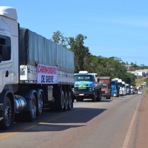 ApÃÂ³s anÃÂºncio de aumento no petrÃÂ³leo, caminhoneiros autÃÂ´nomos fazem protesto no Tocantins