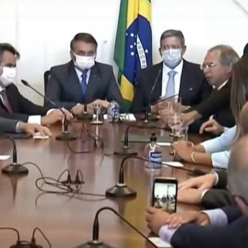 Bolsonaro entrega pessoalmente nova medida do programa "Bolsa Família" ao Congresso Nacional