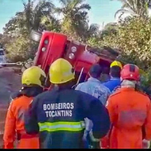 Motorista é desencarcerado após bater de frente com caminhão