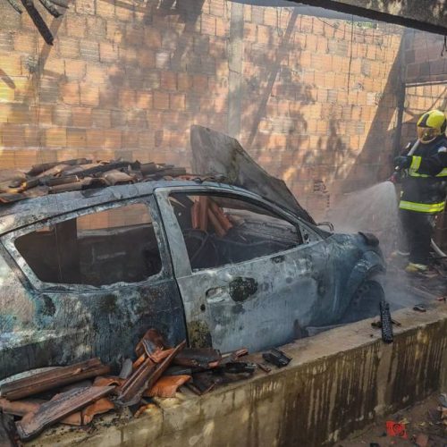 Carro pega fogo e provoca incÃªndio em residÃªncia