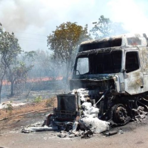 Carreta cheia de grãos pega fogo e fica completamente destruída próxima ao pátio multimodal da VLI em Palmeirante