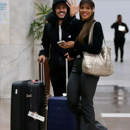 MC Biel e Thais depois um longo período fora é flagrado desembarcando no Rio de Janeiro