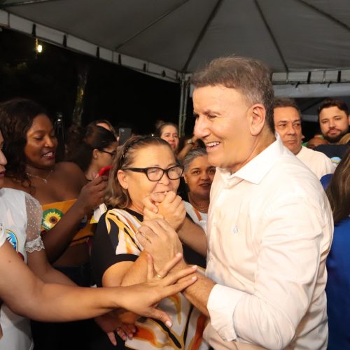 Eduardo Siqueira Campos celebra vitória ao lado de apoiadores em Palmas, resgatando o legado de seu pai, fundador de Tocantins, e reunindo antigos adversários