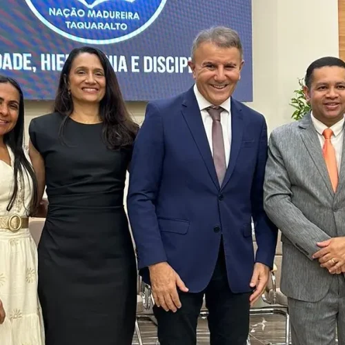 Eduardo Siqueira Campos em discurso de união na Igreja Assembleia de Deus, pregando paz e gestão inclusiva para Palmas.