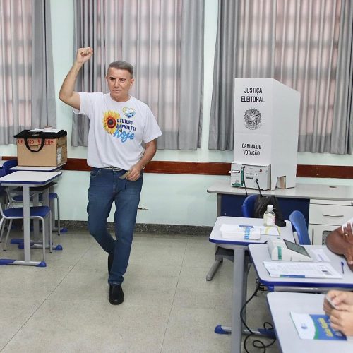 Eduardo Siqueira Campos celebra sua reeleição como prefeito de Palmas, marcando seu retorno à gestão da capital tocantinense após 32 anos e consolidando-se como o primeiro a vencer em segundo turno na cidade (Crédito: Divulgação)