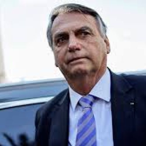 Jair Bolsonaro, com passaporte retido pela Polícia Federal, enfrenta restrições legais para comparecer à posse de Donald Trump nos EUA.