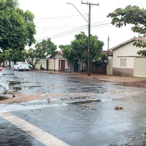 Impacto da forte chuva em Colinas do Tocantins: bairros como São João e Setor Aeroporto sofrem com a destruição. Mesmo após o temporal, o calor extremo permanece, aumentando o risco de novas tempestades.