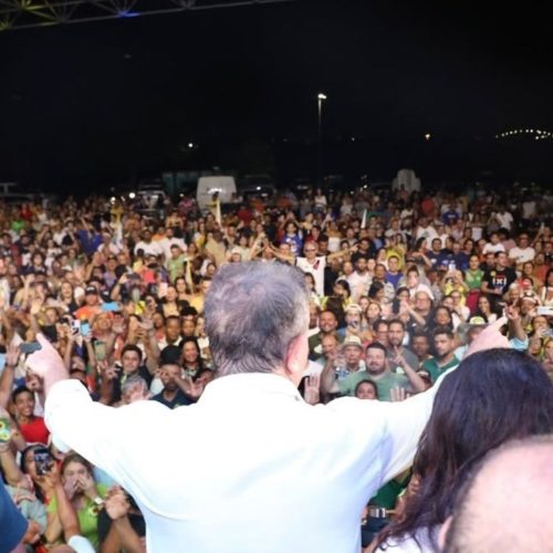 Eduardo Siqueira Campos comemora vitória ao lado de apoiadores no Espaço Cultural de Palmas.