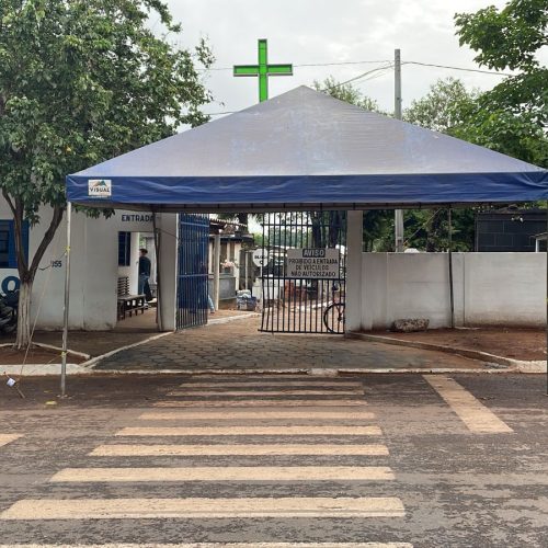 Entrada do cemitério municipal de Colinas, onde moradores e visitantes prestam homenagens aos entes queridos no Dia de Finados, em um ambiente de respeito e reflexão.