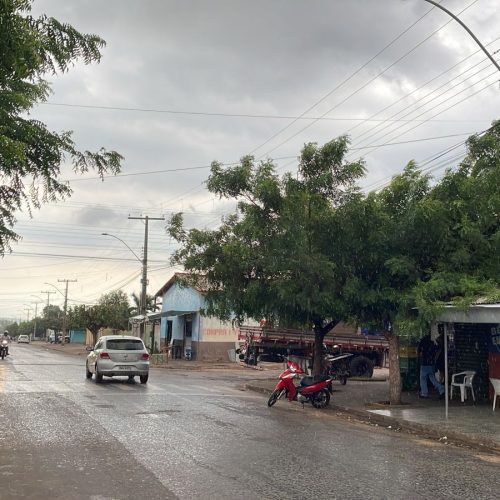 Colinas do Tocantins enfrenta chuvas intensas e ventos fortes, com alerta de tempestades emitido para esta terça-feira.