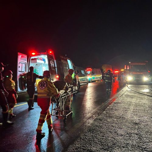 Capotamento de ônibus deixa quatro mortos e dezenas de feridos na BR-153 em Gurupi-TO