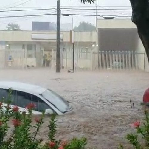 Alagamento no Centro de Guaraí: veículos foram arrastados e comércios inundados após forte chuva de 100 mm em 30 minutos.