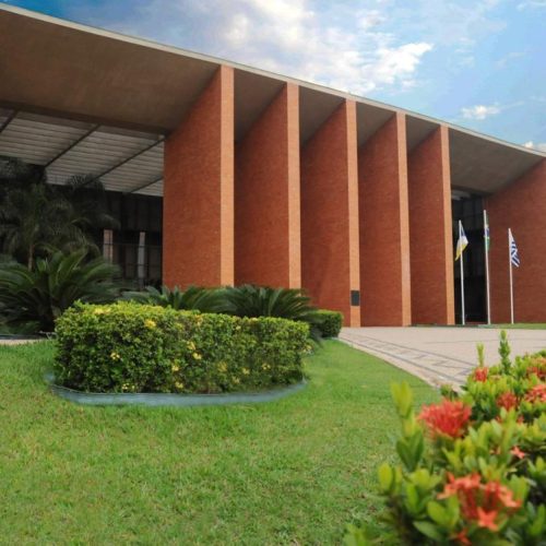 Deputados do Tocantins discutem proposta de aumento no valor das emendas parlamentares em meio a investigações sobre desvios de recursos públicos.