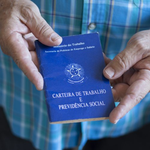 Carteira de trabalho simboliza segurança e direitos para novos contratados, refletindo o crescimento do emprego formal em Tocantins e no Brasil.