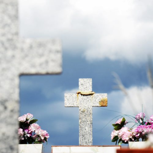 Fiéis acendem velas e depositam flores nos túmulos no Dia de Finados, em homenagem aos entes queridos e em renovação da esperança na vida eterna.