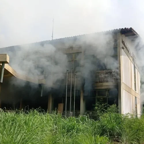 Polícia Federal investiga causas de incêndio no antigo prédio do IBAMA em Palmas