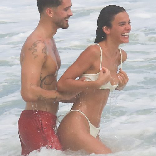 Doces ou travessuras:  Em dia de Halloween João Guilherme e Bruna Marquezine protagonizam cenas de muito amor e carícias em praia carioca