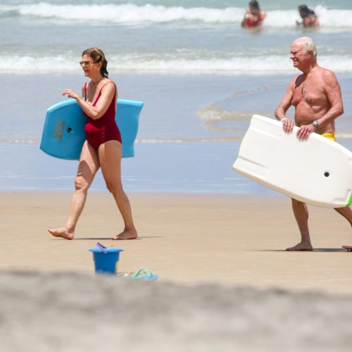 Rei Carlos Gustavo e a Rainha Silvia da Suécia são flagrados curtindo dia de Sol na praia de Itacarezinho na Bahia em Ilhéus