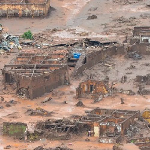 Tragédia ocorreu em novembro de 2015, quando a barragem da Samarco se rompeu e liberou uma avalanche de rejeitos que escoou pela Bacia do Rio Doce - (Foto: Arquivo / EBC)